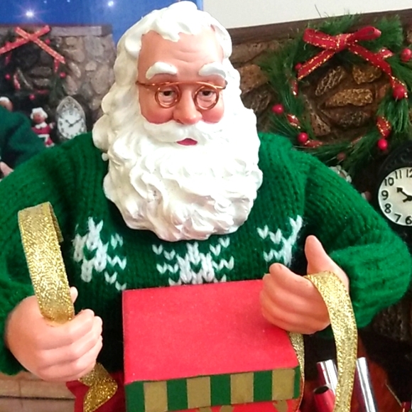 Handcrafted Fabric Mache Santa Claus Wrapping Presents by Fireplace Decor 8x9" - Picture 7 of 9